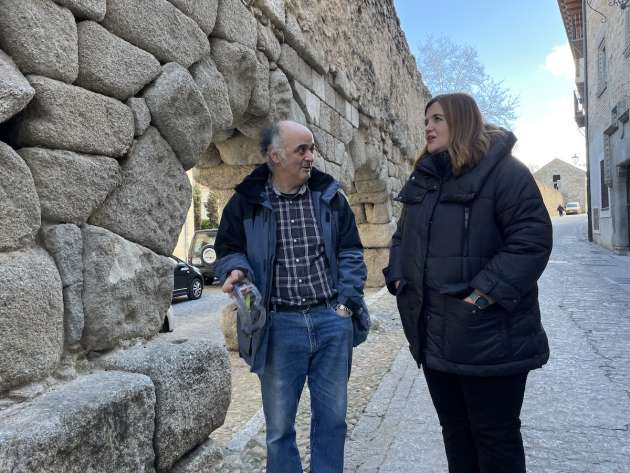 Alcaldesa de Segovia en el Acueducto durante las labores de limpieza
